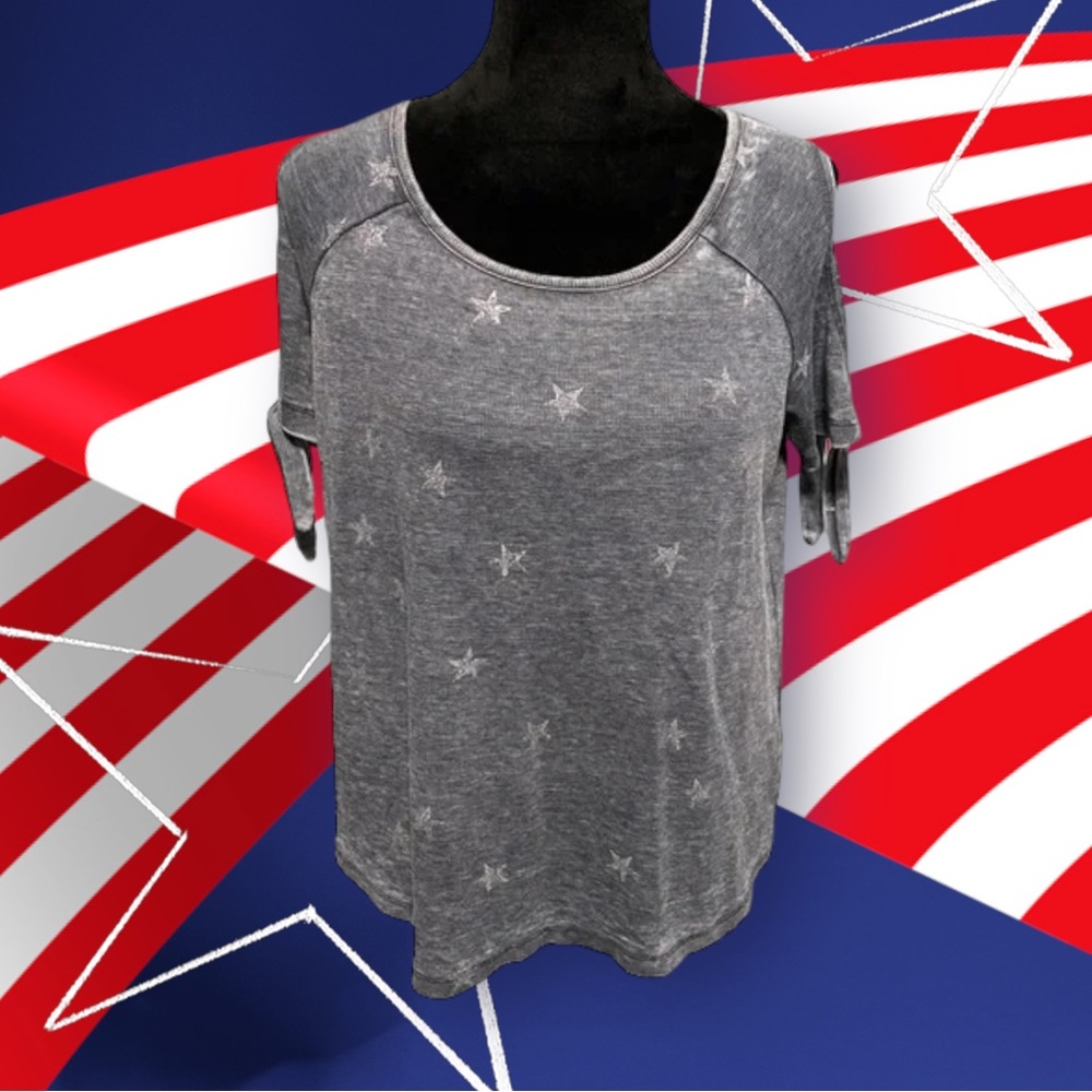 Jane and Delancey Cold Shoulder Star Shirt size medium